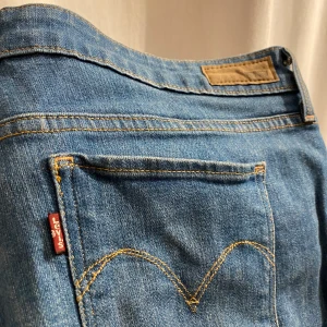 Levis skinny jeans, låg midja stl 12/31 US - Levis skinny jeans med mycket smala ben. Låg midja. Härlig kvalitet med tjockare tyg 98% bomull 1% strech. Köpta i Usa men motsvarar en stl 44 i midjan, extra långa ben. Mycket bra skick, knappt använda. Köparen betalar frakten.