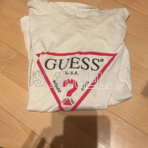 Guess T shirt  - Säljer då jag inte använder en guess tröja med text som har reflex , storlek S 