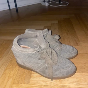 Isabel marant Bobby  - Gröna isabel marant, modellen Bobby. Köpta för några år sedan men väldigt bra skick fortfarande! Älskar verkligen dessa, så snygga till allt 😍  Storlek 37 och köpta för nypris 4700