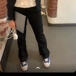 Kostymbyxor  - Säljer dessa kostym byxor från bikbok som är i storlek 34, använda men är i bra skick  Pris kan diskuteras  Privat för mer bilder 