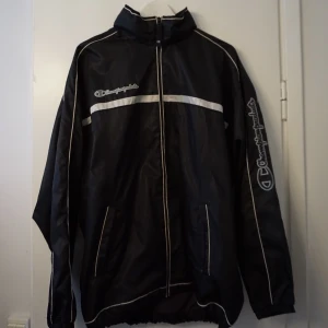 Championjacka - Sketsnygg Championjacka i bra skick. Frakt ingår i pris. Allt jag säljer vill jag bli av med innan den 20/11 då jag flyttar utomlands, pruta på och om ni vill ha fler saker kan jag lösa paketpris💯