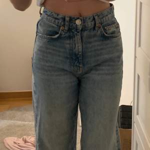 Ett par jeans från Gina tricot i storlek 30 fast skulle säga att dem passar 32 bättre! Superbra skick och passar någon som är runt 160-165 bäst i längden! Hör av er vid frågor och/ eller för fler bilder 🥰