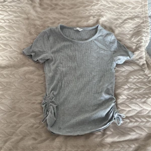 Ribbad tröja  - Ribbad tröja med snörning i sidorna 