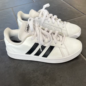 Adidas skor - Snygga adidas skor i storlek 39. Endast använda fåtal gånger så väldigt bra skick!  Nypris 599kr Säljer för 200 !