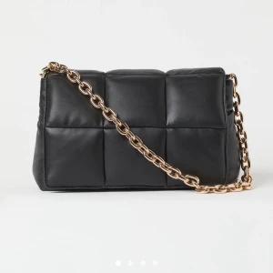 Väska från HM - Helt perfekt rymlig men fortfarande liten och praktiskt väska från HM. Endast använd 2 ggr under sommaren, säljer pga att jag inte hittar användning för den längre.