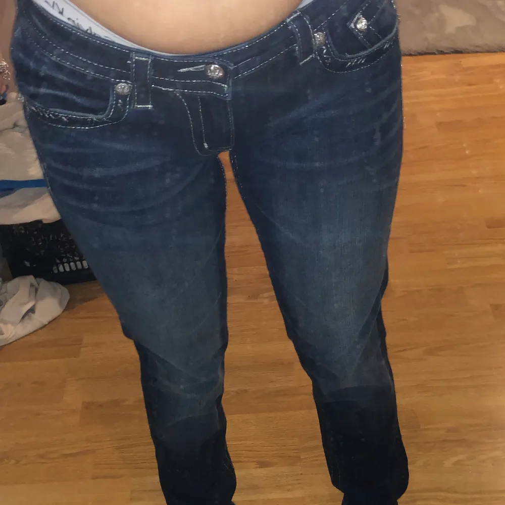   Så snygga lågmidjade jeans fårn miss me i storlek 29” , lågmidjade och helt i nyskick. Kände mig tyvärr inte bekväm i lågmidjat med för den som gör det är dessa jeans perfekt. Jeans & Byxor.