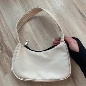 Axelremsväska  - Beige Axelremsväska i fint/användt skick! ❤️ Skriv till mig vid frågor!! 