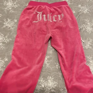 Classic Velour Diamante Del Ray Hot Pink - Typ 3 månader gammal extremt bra skick andvänd några gånger fast ändå i jätte bra skick 