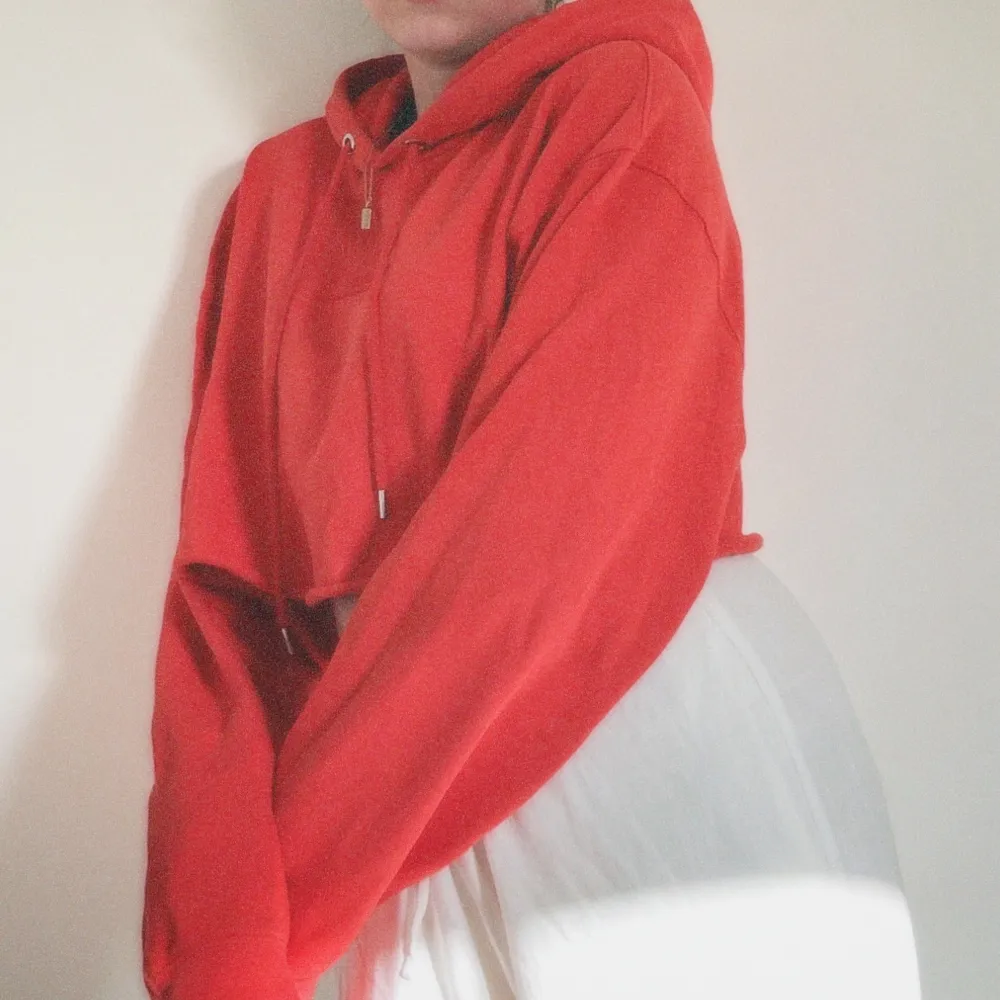 Nypris: 890kr, Croppad röd hoodie från kända märket WRSTBHVR❤️‍🩹. Super fin i oversized modell, är vanligtvis M och den passar tipp topp - beror lite på önskad längd. Köpt för 3 år sedan. Liten skråma på ena snöret men annars nyskick. Hör av er vid frågor!🫶. Hoodies.