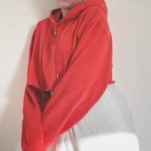 Nypris: 890kr, Croppad röd hoodie från kända märket WRSTBHVR❤️‍🩹. Super fin i oversized modell, är vanligtvis M och den passar tipp topp - beror lite på önskad längd. Köpt för 3 år sedan. Liten skråma på ena snöret men annars nyskick. Hör av er vid frågor!🫶
