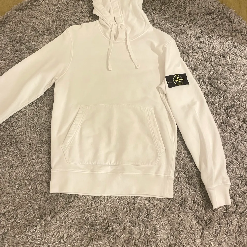 Stone island hoodie i nyskick, andvänd 1 gång då den var för lite tyvärr. Storlek S. Nypris 2600. Tröjor & Koftor.