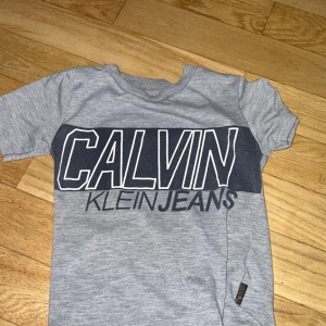 Calvin Klein  - Fin och fräsch tröja till ålder 4-6 år gammal. 