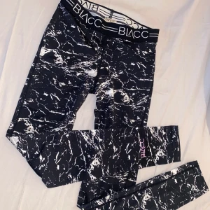 Träningstights  - Säljer ett par träningstights från blacc i storlek s, aldrig använda.