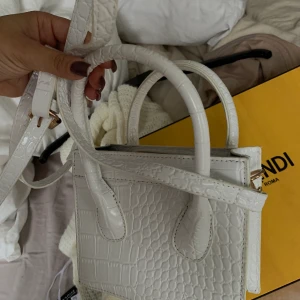 KROKODILMÖNSTRAD VÄSKA - Säljer denna fina väska från Shein, justerbart band. Aldrig använd, helt ny. 