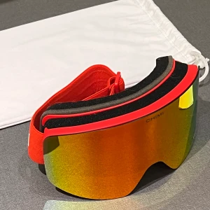 Chimi skidglasögon - Skidgoggles från Chimi  Aldrig använt, as fräscha Dustbag, plastöverdrag, torkduk och box ingår Skriv om du har frågor!