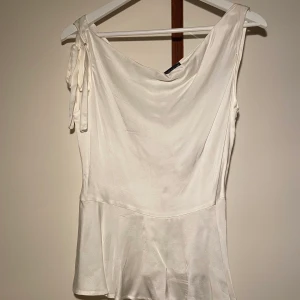 Stockh LM linne  - Ett fint linne i satin från Stockh LM som bara använts en gång, superfin i halsen och med ett knytet axelband. ⭐️⭐️⭐️