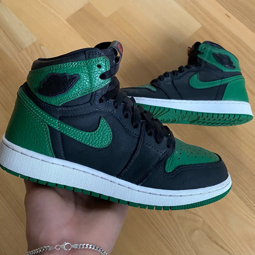 Säljer dessa Jordan 1 pine green köpta på sneakershyllan. Skorna har tyvärr inte kvar lådan men är i mycket bra skick! Dem är i storlek 37,5.. Skor.