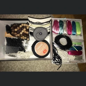 Pyssel (armband halsband osv)  - 🎁 Perfekt som julklappspresent till ett barn eller någon som gillar att pyssla! 🎁 Tillbehör för att göra armband och halsband mm. Man får allt i lådan. Vissa saker är inte hela (exempel banden/trådarna i bilden) 