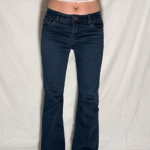 low waist jeans  - KONTAKTA INSTAGRAM DM VID INTRESSE Jeans 008❤️‍🔥 Märke: Serious Sally Denim Storlek: W30 Midjemått: 86cm Innerbenslängd: 78cm  Modellen är W29 EUR38 och 165cm lång 