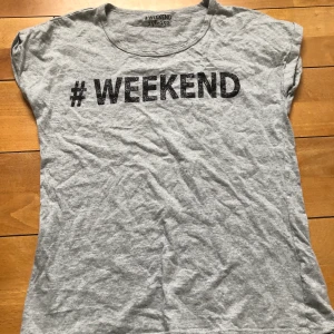 T-shirt - T-shirt. Frakt tillkommer på 30kr!