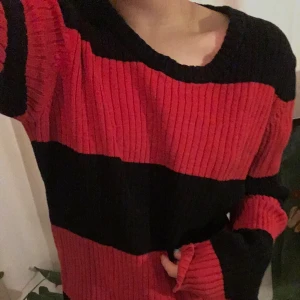 svart och röd randig tröja - fin sweatshirt i 100% bomull samt i bra skick som passar för höst/ vinter månaderna !! :)