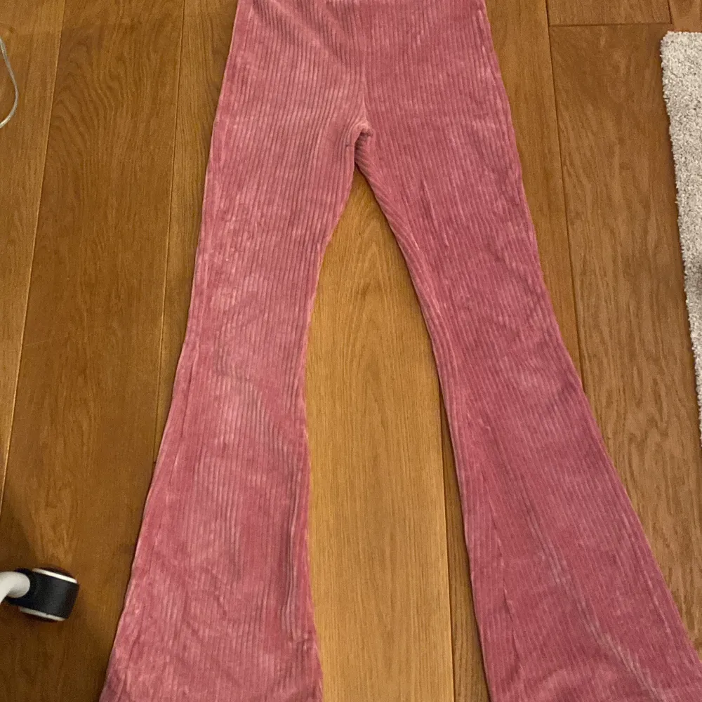 Säljer mina fina rosa byxor. Kan användas både som mys byxor och fin klädes byxor. Jätte skönt material!💓. Jeans & Byxor.