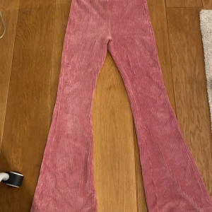 Byxor - Säljer mina fina rosa byxor. Kan användas både som mys byxor och fin klädes byxor. Jätte skönt material!💓