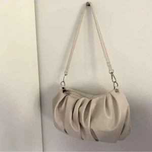 Axelremsväska  - vit/beige axelväska som passar till allt, väldigt bra skick inga defekter eller liknande💗💗