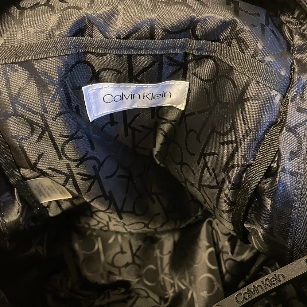 Säljer denna helt oanvända ryggsäcken från Calvin Klein! Den är i jättebra skick och helt ny! Säljer för 350 kr inkl frakt 🤍🤍. Väskor.