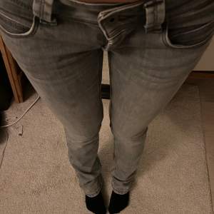Super fina pepe jeans, de är lågmidjade, jag är 169cm, använda ca 3 gånger, har alla lappar kvar. Köpt för 999kr på Zalando. Säljer då de inte kommer till användning💕💕skriv för mer bilder osv, startar budgivning ifall det finns fler intresserade 