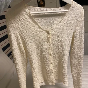 Blus/topp - Söt blus/topp med långa ärmar och knappar. Aldrig kommit till användning tyvärr. 