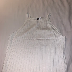 Ett fint linne som inte är tunt utan är ändå luftig och håller dig varm. - Det är ett vitt linne som inte använts mycket.  I skick är den 8,5/10.  Den är en storlek för liten för mig så bättre att sälja till nån som vill ha den för bra pris.  Original priset var 159kr men säljs nu för 60kr