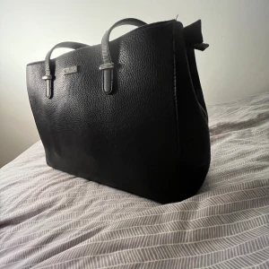 Svart handväska  - Aldrig använd köpte för länge sen