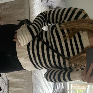 Randig tröja - Säljer dehär snygga tröjan från scotch & soda. Köpte den förra året på Nk för 1500kr och har aldrig använts sen dess👍🏽Skriv vid frågor👍🏽❤️