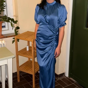 Blå maxikläninng i siden - Draperad maxiklänning