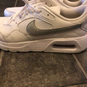Nike Air - Säljer dessa Nike Air skorna. Nytt skick pågrund av att användningen är 2 gånger. Kontakta endast för frågor eller köp. :) frakt=69kr