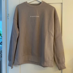 Missguided tröja strl 36 - Oversized Missguided tröja ifrån Nelly. Är i bra skick och använts max 5 gånger. 100kr + frakt 