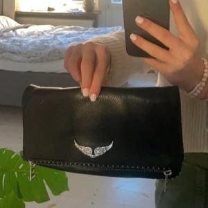 Zadig väska  - Snygg väska från Zadig. Lång och kort silver kedja medföljer! Nyskick. Pärlor runt om. Den vanliga storleken, alltså inte mini!