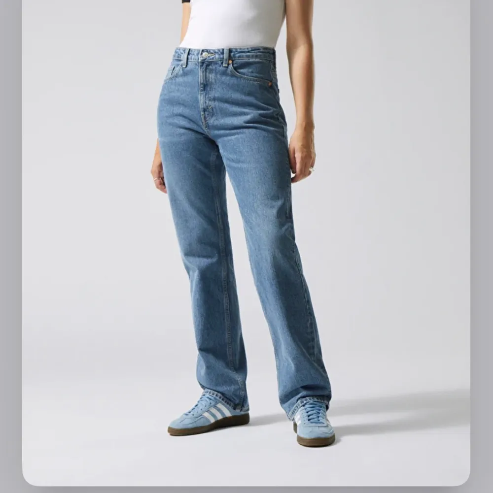 Ett par Voyage jeans från weekday i färgen Harper Blue, storlek 25/30. Säljer då jag har flera blåa jeans❤️ köpare står för frakt . Jeans & Byxor.