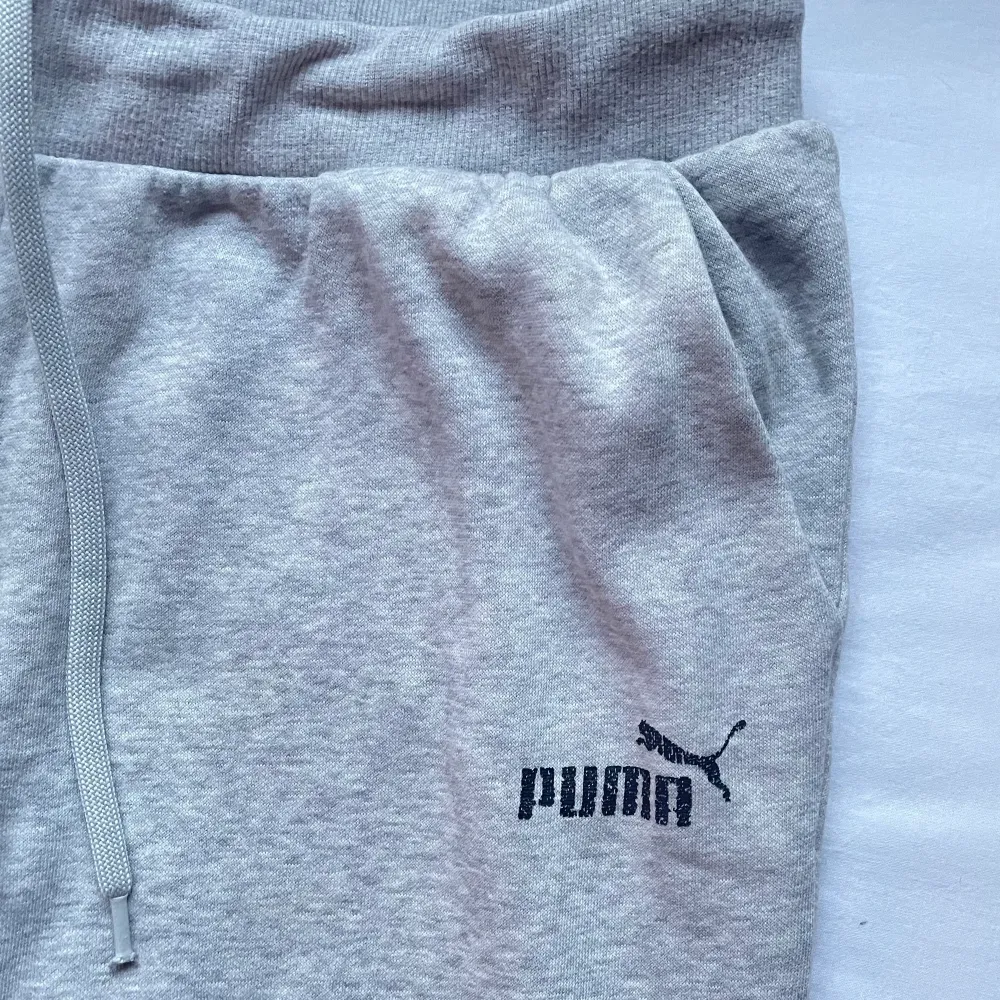 Finns 2 styckna! Ljus gråa mjukis byxor från Puma i bra skick, byxorna är inte noppriga eller särskilt slitna dock är texten lite utsuddad (på bild 2) men inget mer det. Storlek M/L. Jeans & Byxor.