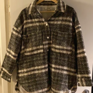 Oversized jacka - Rutig jacka som är lite oversized i stl M