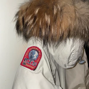 Vinterjacka - Parajumper doris strl xxs, säljer för att jag ej använder den längre. Använt 1 vinter. Köpt från parajumpers egna sida då den ej gick att få tag i sverige, kvitto finns. 