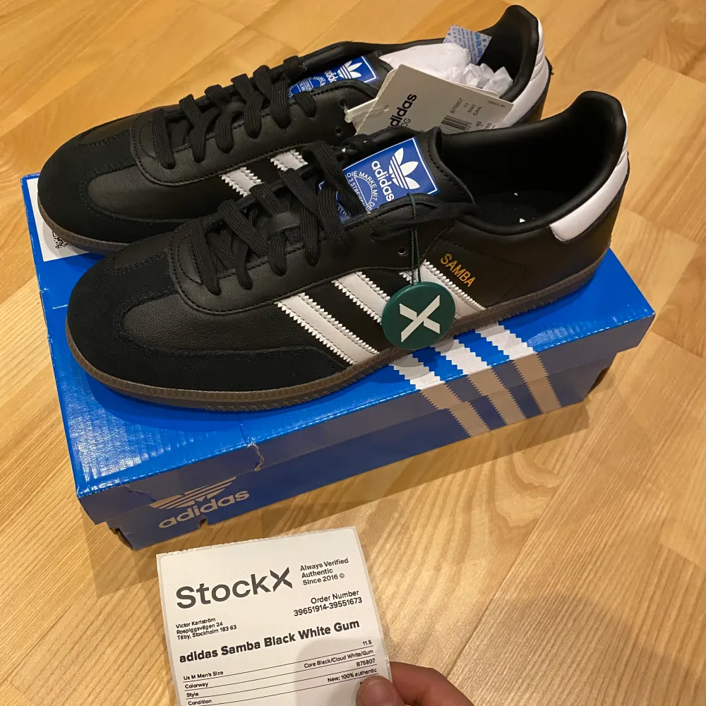 Säljer ett par trendiga Adidas Samba som jag köpte från StockX i somras. Kvitto och orderbekfäftelse ingår. Skorna är helt nya och aldrig använda. Storleken är 46 med skulle säga att dem sitter som 45 då jag har ett par liknande som jag använt. Hör av er!. Skor.