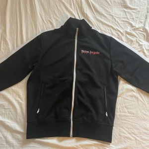 Palm Angels x Playboi Carti track jacket - Kvitto finns. Vid köp av hela tracksuiten 3.000:-
