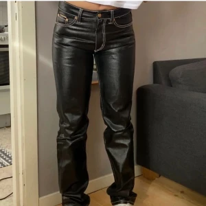 Eytys byxor - Assnygga jeans / byxor från Eytys i storlek 25. Bra skick men använda.