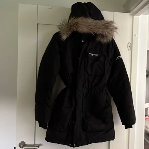 Everest jacka - Svart Everest jacka stl 36. Nypris ca 1700kr säljer den för 800kr, den är sparsamt använd.