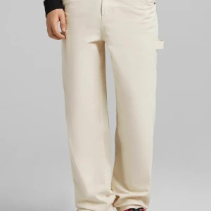 Tygbyxor carpenter - Beiga tygbyxor med fickor. Skönt material. Säljes pga att de passade inte på min flickvän. Aldrig använda, endast testade. Nypris 359kr.