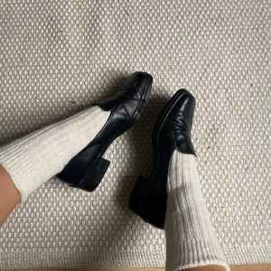 Skor - Söta skor med slitningar i yttre sulan. Fungerar utmärkt att använda ändå då slitningarna inte är synliga när man går ❣️Det står strl 6,5 och på mig  som vanligtvis har 38 - 38,5 passar de fint!