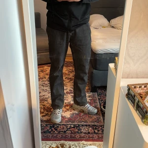 Svarta jeans - svarta raka jeans, 32-32