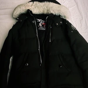 moose knuckles jacka(s) - säljer min moose knuckles jacka då jag har köpte en canada goose och inte har behov av denna jacka längre perfekt till vintern och i väldigt bra skick